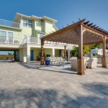 Luxe Spring Hill Home With Patio And Dock!